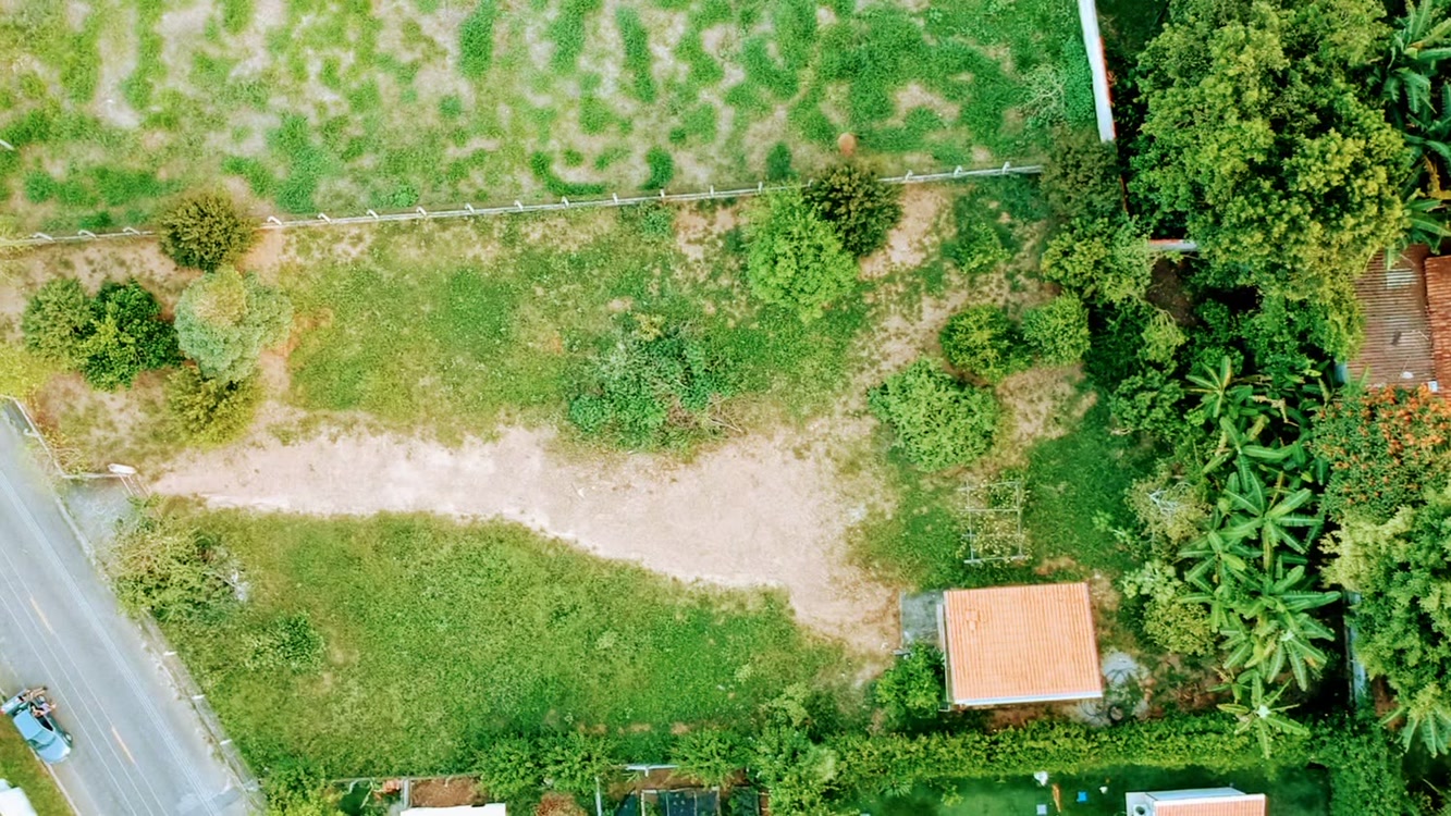 Garagem construída e cercamento completo do terreno