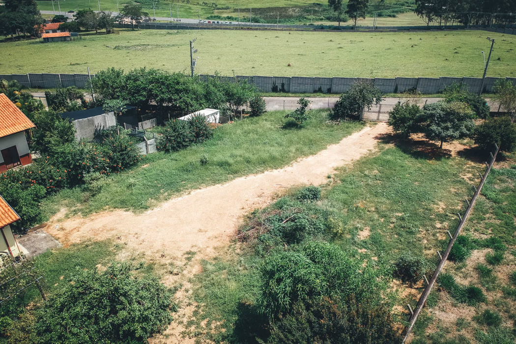 Terreno com área verde do Comando de Aviação ao fundo